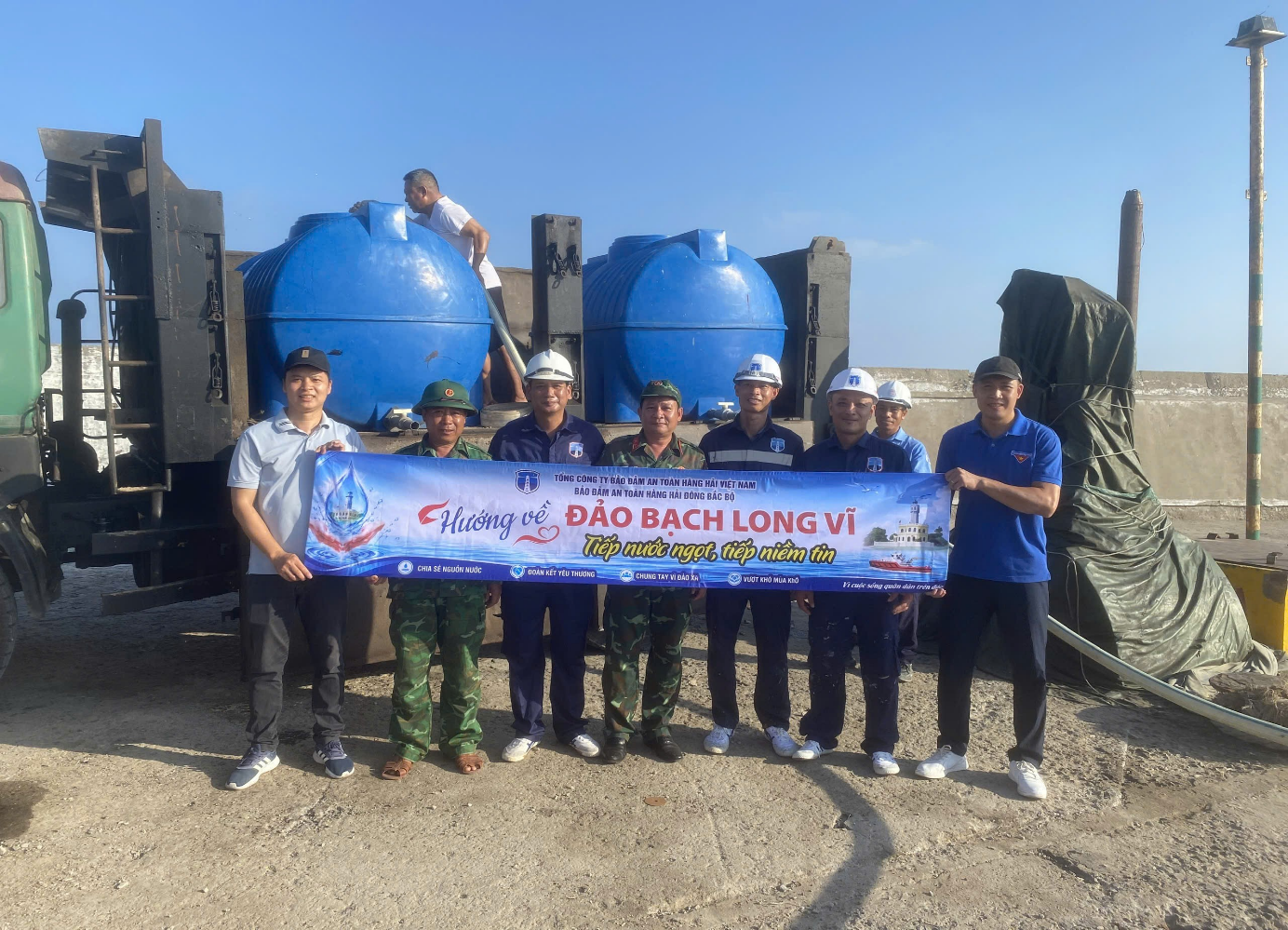 Từ đất liền đến đảo xa: Bảo đảm an toàn hàng hải Đông Bắc Bộ đồng hành cùng quân dân đảo Bạch Long Vĩ Từ đất liền đến đảo xa: Bảo đảm an toàn hàng hải Đông Bắc Bộ đồng hành cùng quân dân đảo Bạch Long Vĩ